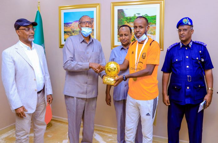 Madaxweynaha Somaliland oo Gudoonsiiyey Billado Ciyaaryahan Cabdicasiis Gacan oo ka Tirsanaa Xulkii ku Guuleystay koobka Goboladda