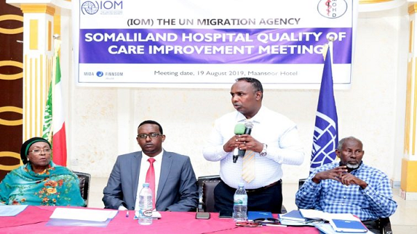 Wasiir Ku-Xigeenka Wasaaradda Caafimaadka Somaliland oo Qalab Kombuyuutar kala Wareegay Hay’adda Socdaalka Adduunka ee I.O.M