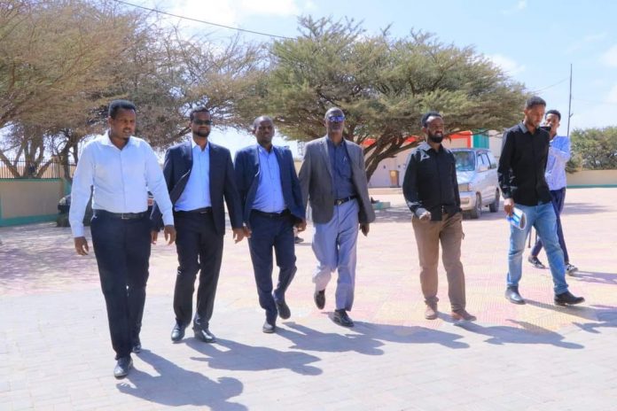 Guddida hawlaha guud, Tiknoolajiyadda, guryeynta iyo dhulka oo Booqday Madaarka Cigaal