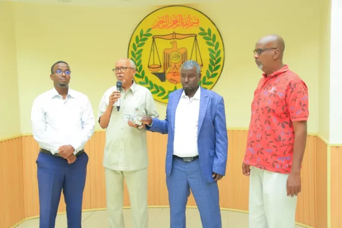 Madaxweyne Ku xigeenka ee Somaliland oo Qaadhaan lacageed Guddoomay.