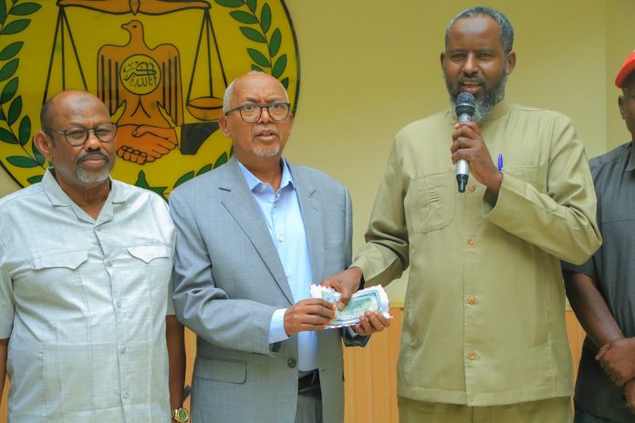 Madaxweyne-ku-xigeenka Somaliland oo Qaadhaan Lacageed kala wareegay ganacsato maxalli ah
