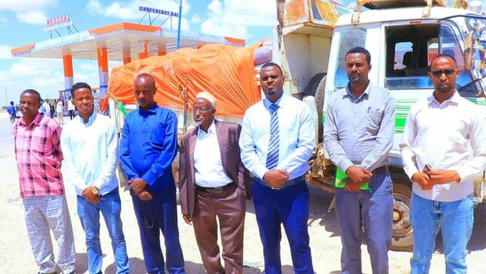 Maamulka gobolka Sanaag ayaa deeq raashin ah u kala diray deegaanada ku teedsan xeebaha gobolkaasi