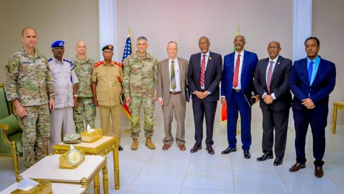 Madaxda Taliska Ciidamada Maraykanka ee Afrika oo Somaliland booqasho ku yimid