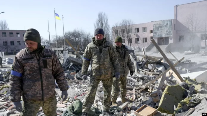 Ukraine Tobaneeyo laga cabsi qabo inay ku dhinteen Iskuul uu duqeeyey Ruushku