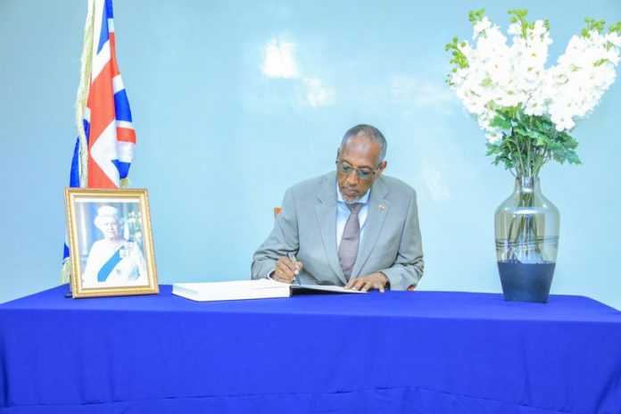 Madaxweynaha Jamhuuriyadda Somaliland Oo Saxeexay Buugga Tacsida ee Boqorradii Ingiriisa Ee Dhawaan Geeriyootay.